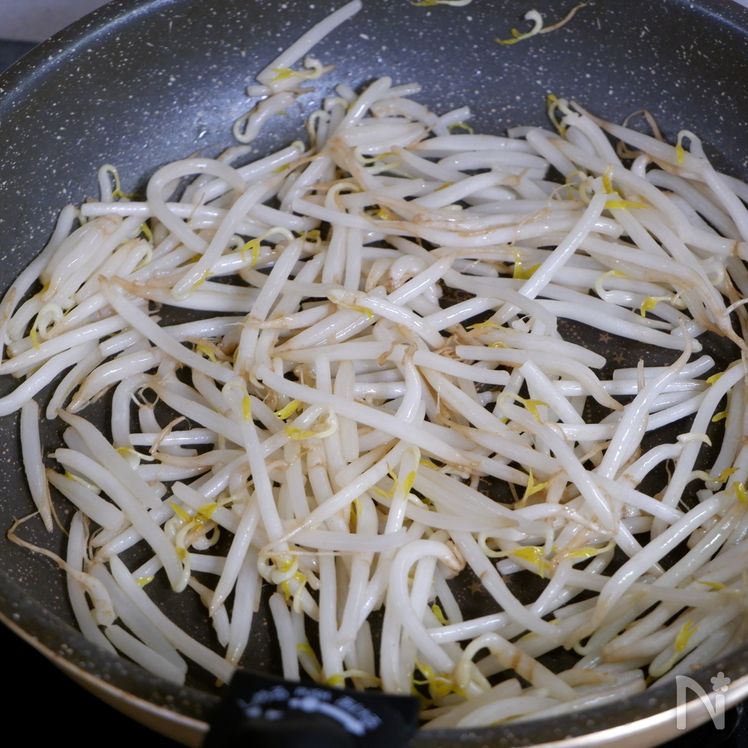Stir-Fried Bean Sprouts with Umami Pork & Soft-Boiled Egg Process2