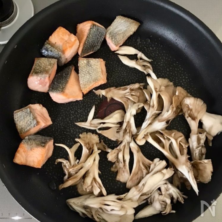 Garlic Butter Soy-Glazed Salmon and Maitake Mushrooms Process2
