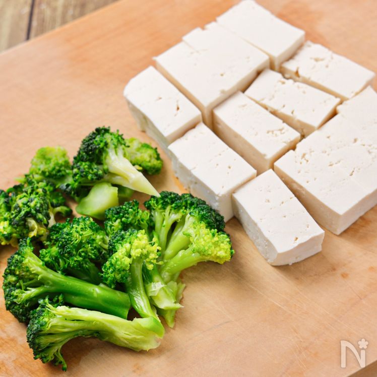 Tofu and Broccoli Salad with Bonito Flakes Process1