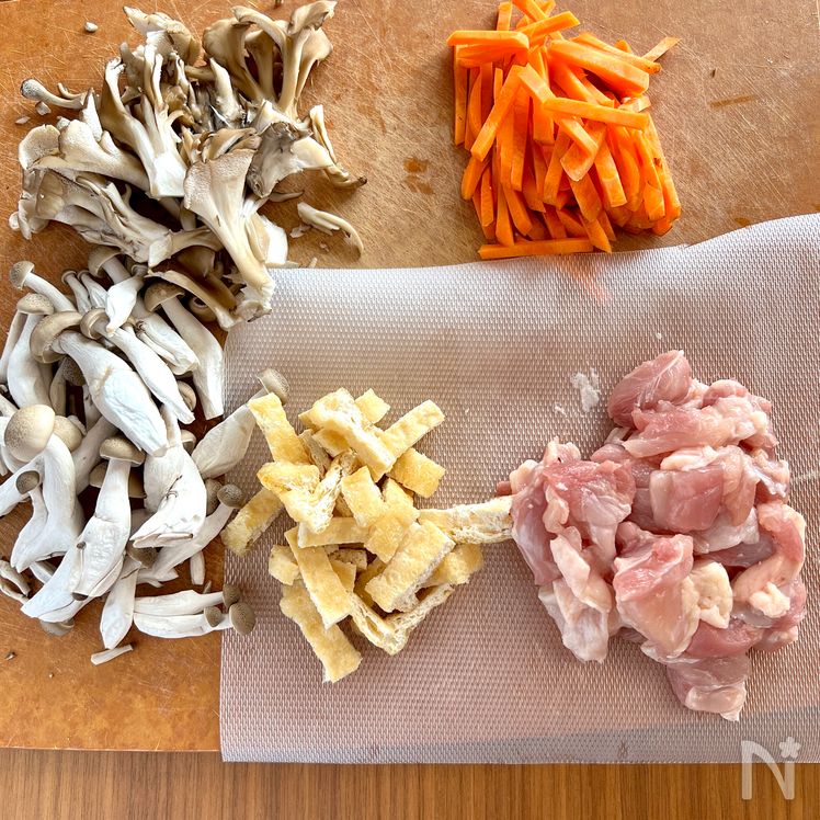Chicken and Mushroom Rice (Takikomi Gohan) Process1