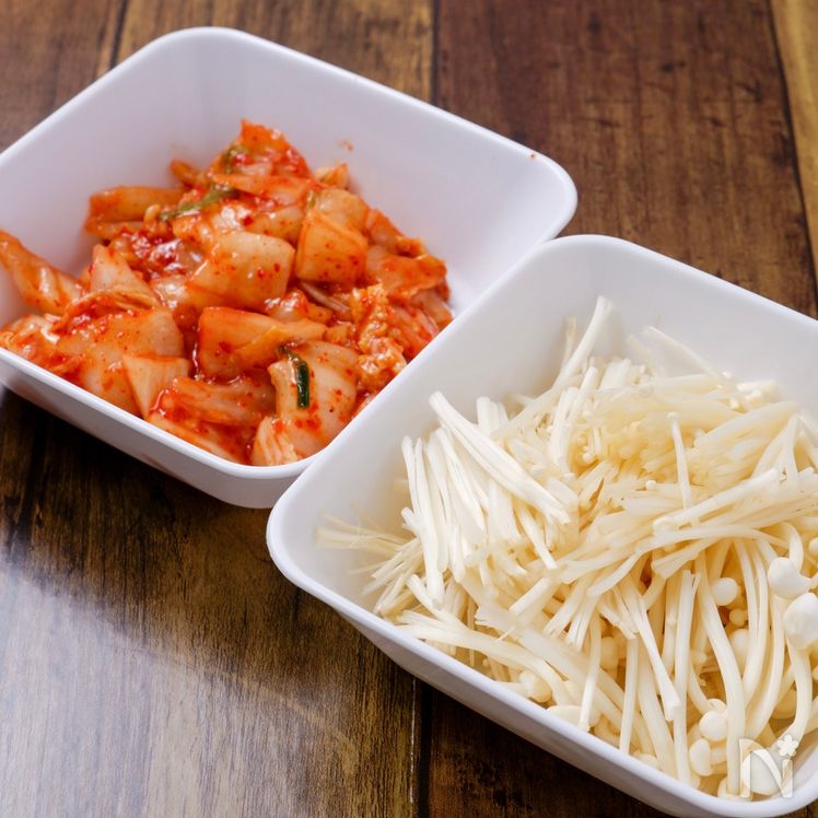 Spicy Tofu and Enoki Mushroom Jjigae Process1