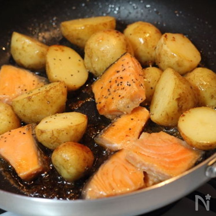 Soy Sauce & Butter Sautéed Salmon with Potatoes Process3