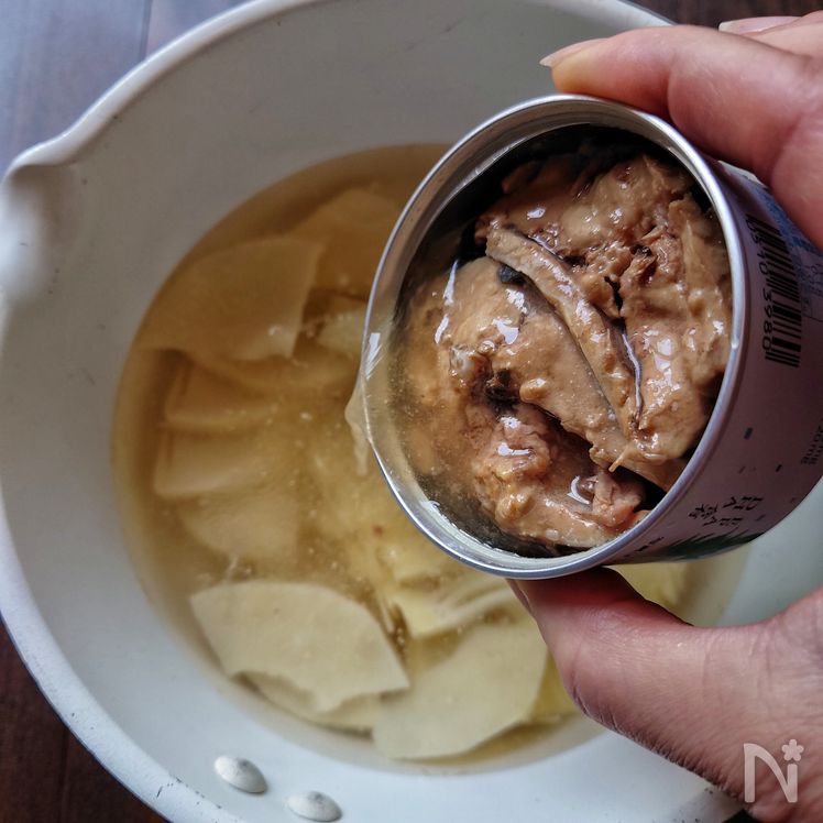 Traditional Nagano Miso Soup with Bamboo Shoots and Canned Mackerel Process1