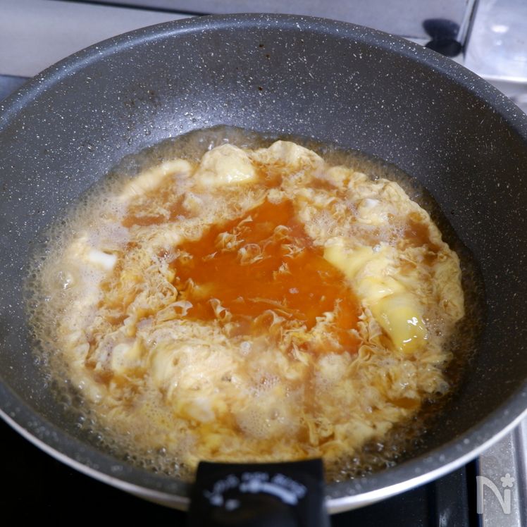 Delicious Japanese-Style Dish! Pork, Tofu, and Maitake Mushrooms with Egg Sauce Process5