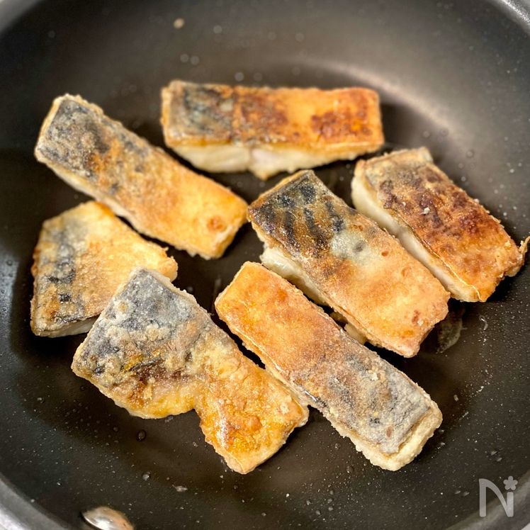 Crispy Japanese-Style Mackerel with Grated Daikon and Sweet Vinegar Sauce Process3