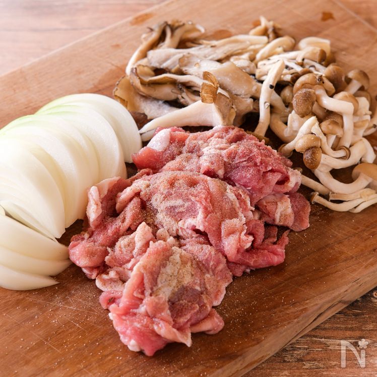 Rich and Savory Pork Hayashi Rice (Hashed Pork with Tomato Sauce) Process1