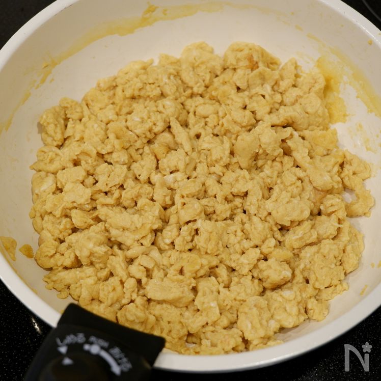 Salmon, Komatsuna, and Egg Tri-Color Rice Bowl Process2