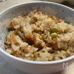 Hidangan yang sangat lezat! Saya tidak menambahkan kombu seperti yang disarankan resep, sehingga saya menyesuaikan kandungan airnya. Saya mengisi air hingga tanda 2 cangkir di rice cooker alih-alih menggunakan 450ml seperti yang tertulis. Satu-satunya perubahan yang akan saya lakukan untuk lain kali adalah menambahkan edamame SETELAH memasak, karena biji edamame kehilangan warna hijau cerahnya saat dimasak.