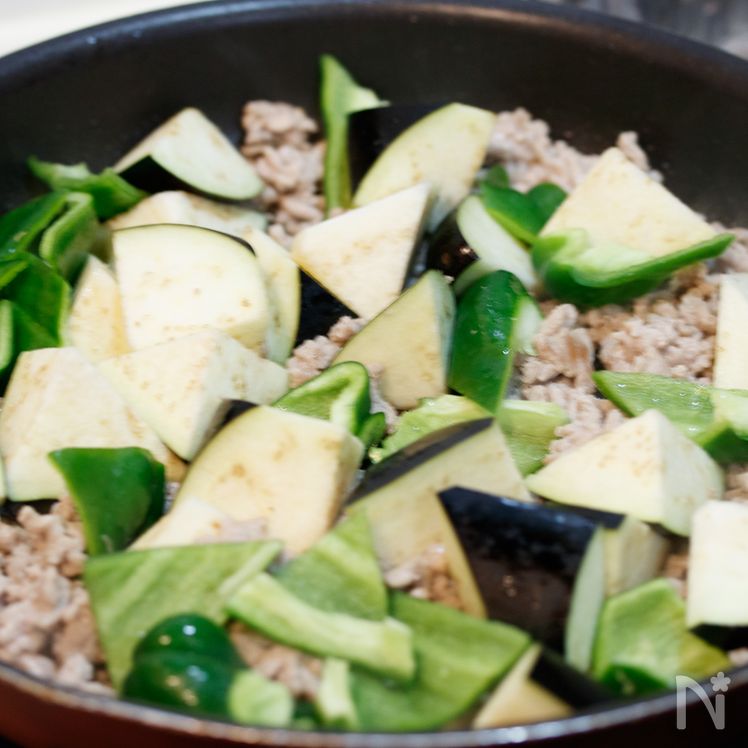 Stir-Fried Eggplant and Bell Peppers with Sweet Miso Pork Process3