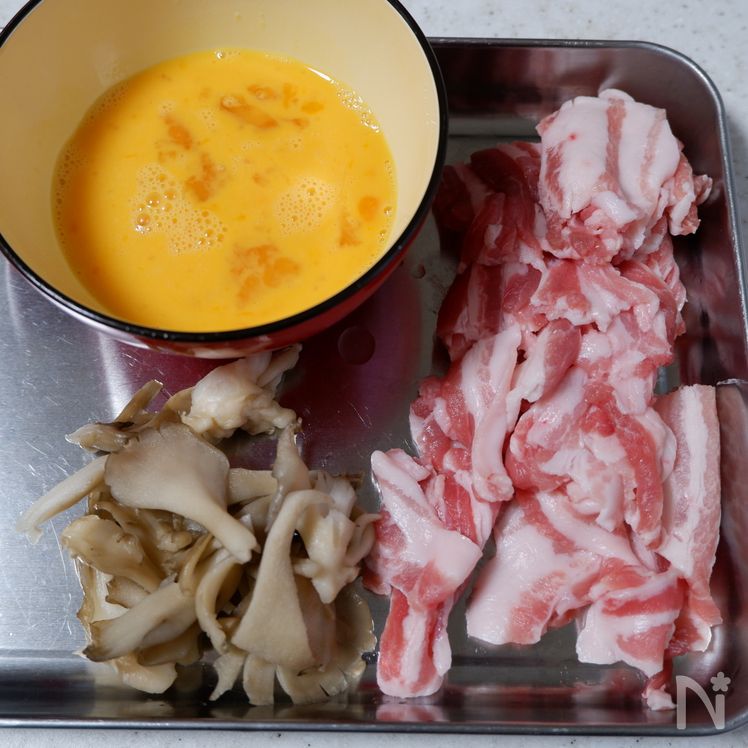 Delicious Japanese-Style Dish! Pork, Tofu, and Maitake Mushrooms with Egg Sauce Process1