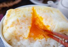 Нестримне яйце з маслом і соєвим соусом на рисі (TKG)
