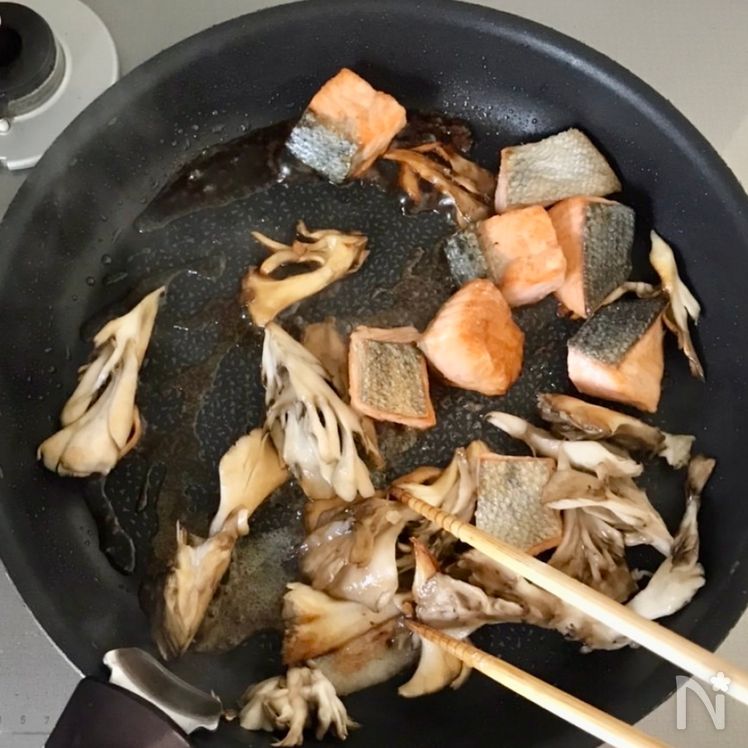Garlic Butter Soy-Glazed Salmon and Maitake Mushrooms Process3