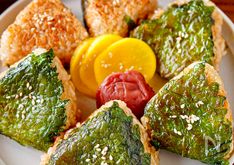 Жареные рисовые шарики с сисо и сыром 🍙🧀🌿