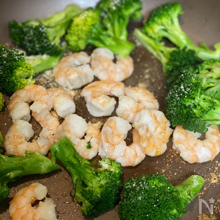 Rich & Savory Shrimp,  Broccoli, and Fluffy Egg Stir-Fry Process2