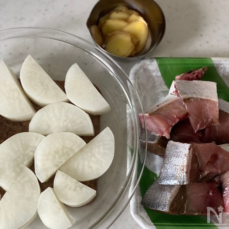 Classic Buri Daikon (Simmered Yellowtail & Daikon) Process1