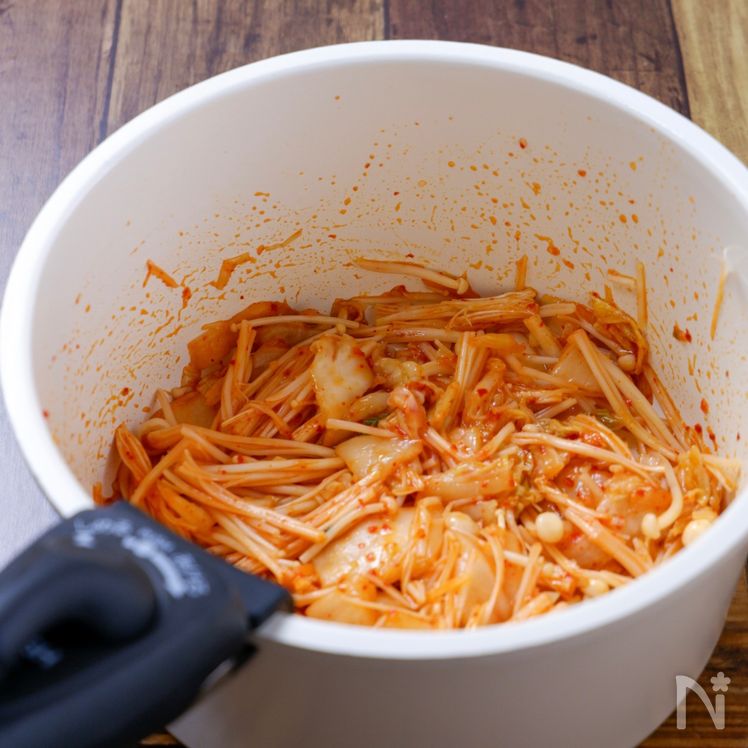 Spicy Tofu and Enoki Mushroom Jjigae Process2