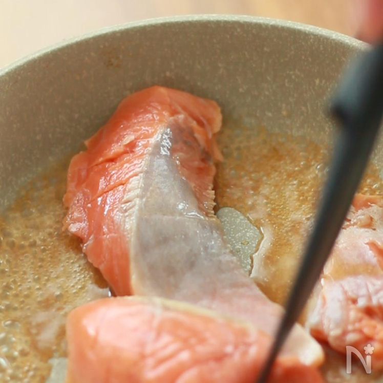 Seasoned flaked salmon Process2