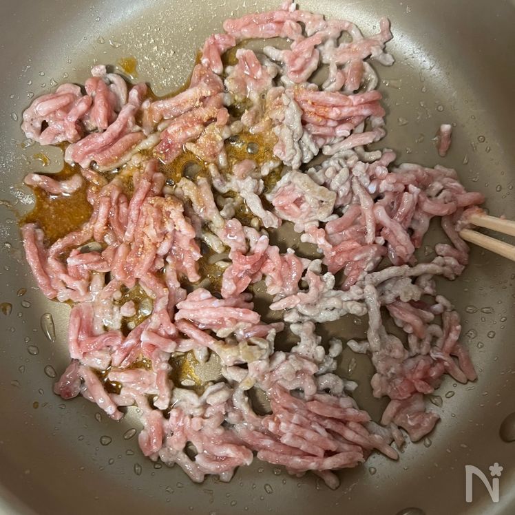 Pork and Fluffy Egg Rice Bowl with Thick Umami Sauce Process1