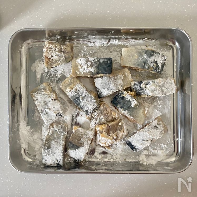 Crispy Outside, Fluffy Inside – Savory Pan-Fried Salted Mackerel Process1