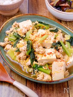Tofu and Ground Chicken Simmered with Egg – A Comforting Japanese-Style Dish