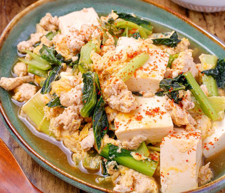 Tofu and Ground Chicken Simmered with Egg – A Comforting Japanese-Style Dish