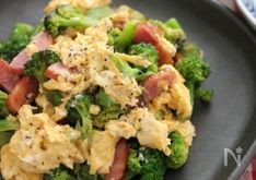 Fluffy Scrambled Eggs with Broccoli and Bacon