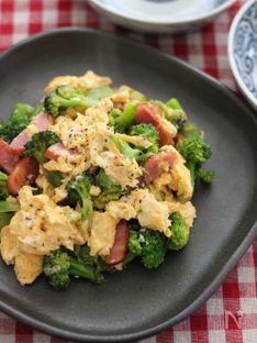 Fluffy Scrambled Eggs with Broccoli and Bacon