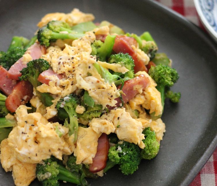 Fluffy Scrambled Eggs with Broccoli and Bacon